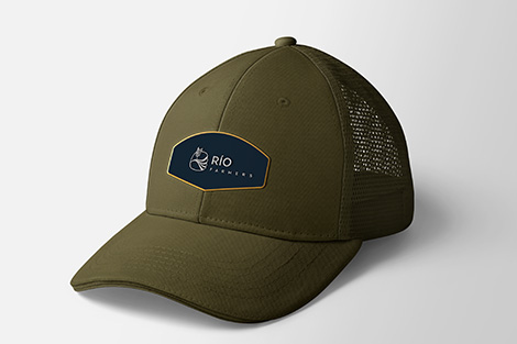 Gorra con logotipo Río Farmers verde, diseño de merchandising agrario