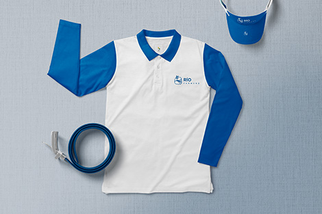 Polo con logotipo Río Farmers blanco y azul, diseño de merchandising agrario