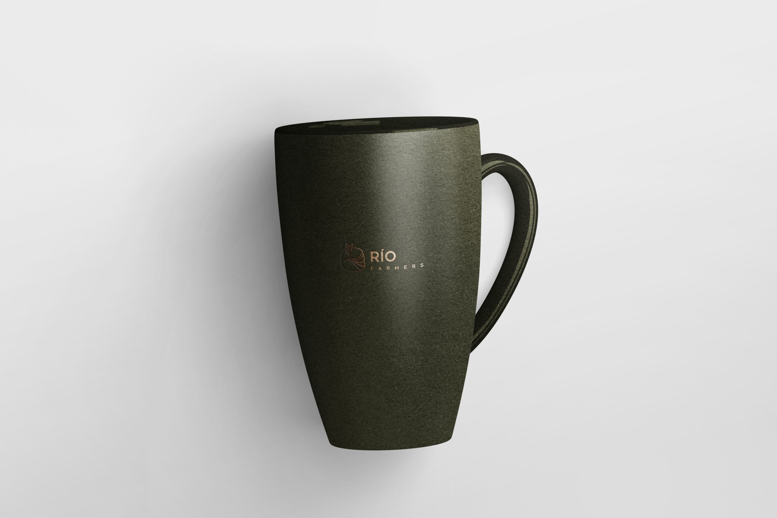 Taza con logotipo Río Farmers verde, diseño de merchandising agrario