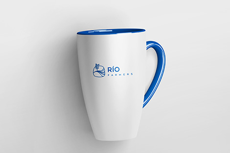 Taza con logotipo Río Farmers blanca y azul, diseño de merchandising agrario